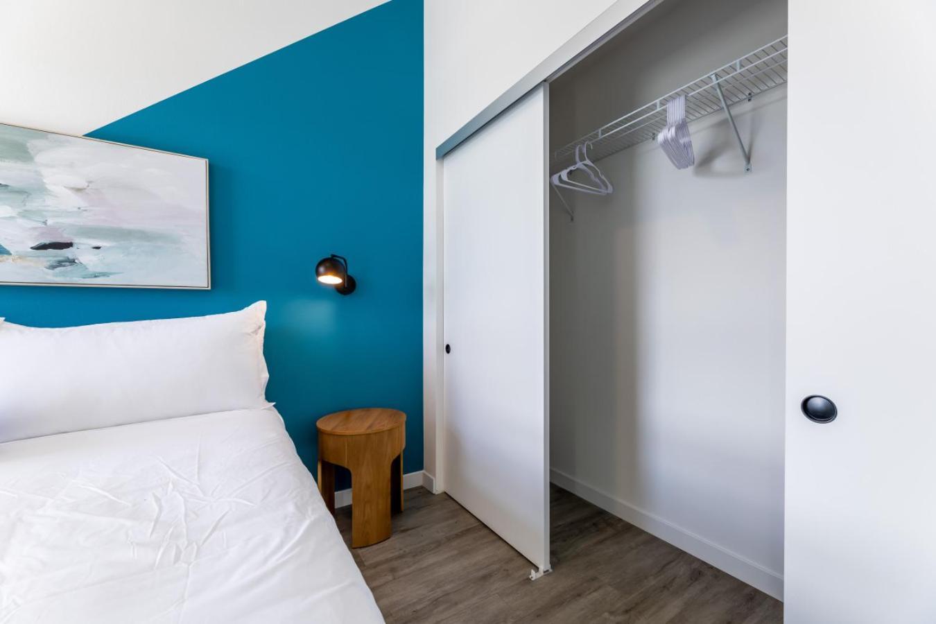 Modern Living, Stunning Views, 1mile To Dodger Stadium Apartment *