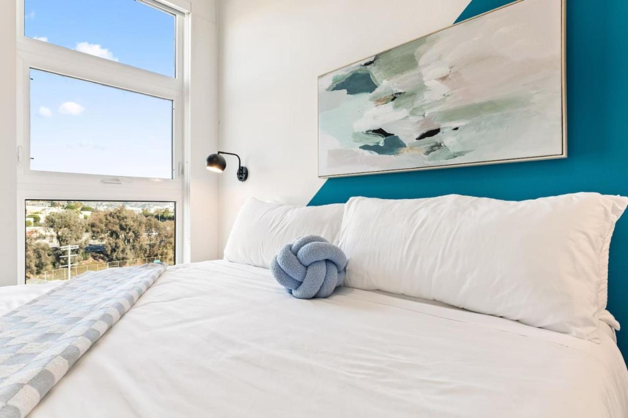 Modern Living, Stunning Views, 1mile To Dodger Stadium Apartment *